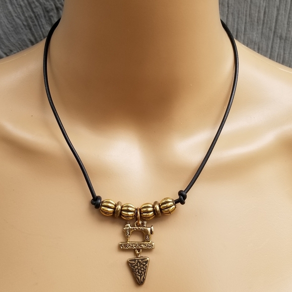 VINTAGE SEAMSTRESS GOLDTONED SEWING MACHINE PENDANT & BLACK CORD NECKLACE - Picture 1 of 5